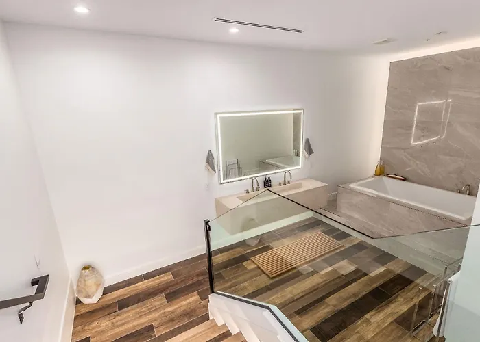 Old Town Luxury - Heated Pool, Spa, Rooftop Deck, Sauna, Speakeasy