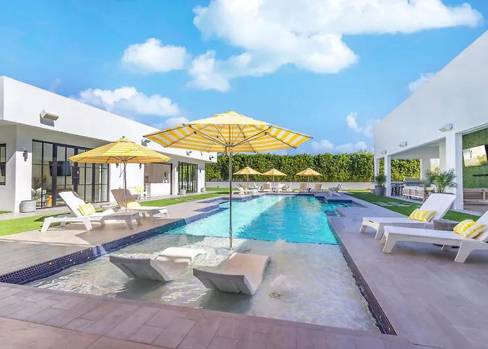Old Town Luxury - Heated Pool, Spa, Rooftop Deck, Sauna, Speakeasy Holiday home *