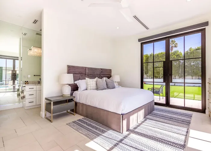 Old Town Luxury - Heated Pool, Spa, Rooftop Deck, Sauna, Speakeasy *