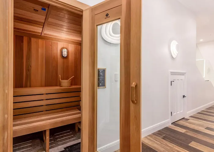 Old Town Luxury - Heated Pool, Spa, Rooftop Deck, Sauna, Speakeasy Holiday home