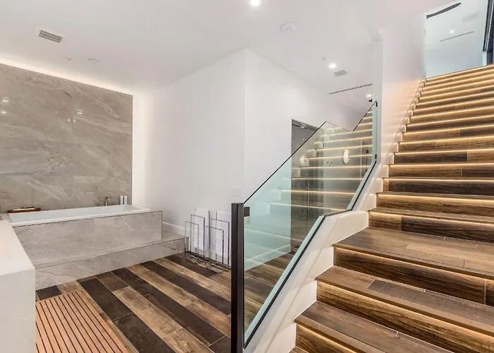 Old Town Luxury - Heated Pool, Spa, Rooftop Deck, Sauna, Speakeasy Holiday home *
