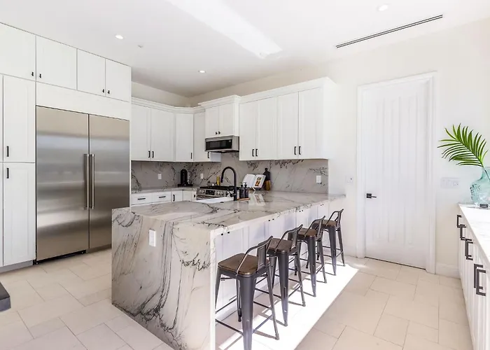 Old Town Luxury - Heated Pool, Spa, Rooftop Deck, Sauna, Speakeasy Holiday home Scottsdale
