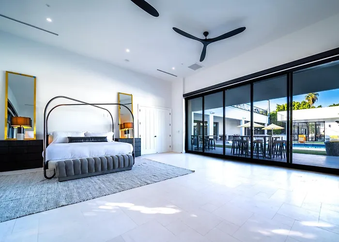 Old Town Luxury - Heated Pool, Spa, Rooftop Deck, Sauna, Speakeasy *