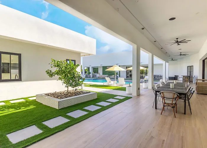 Old Town Luxury - Heated Pool, Spa, Rooftop Deck, Sauna, Speakeasy *