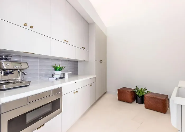 Old Town Luxury - Heated Pool, Spa, Rooftop Deck, Sauna, Speakeasy *