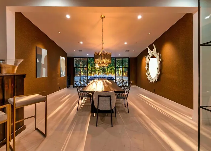 Old Town Luxury - Heated Pool, Spa, Rooftop Deck, Sauna, Speakeasy Holiday home Scottsdale