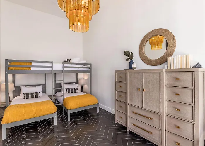 Old Town Luxury - Heated Pool, Spa, Rooftop Deck, Sauna, Speakeasy