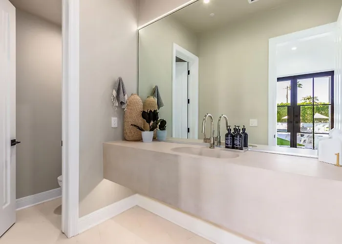 Old Town Luxury - Heated Pool, Spa, Rooftop Deck, Sauna, Speakeasy Holiday home