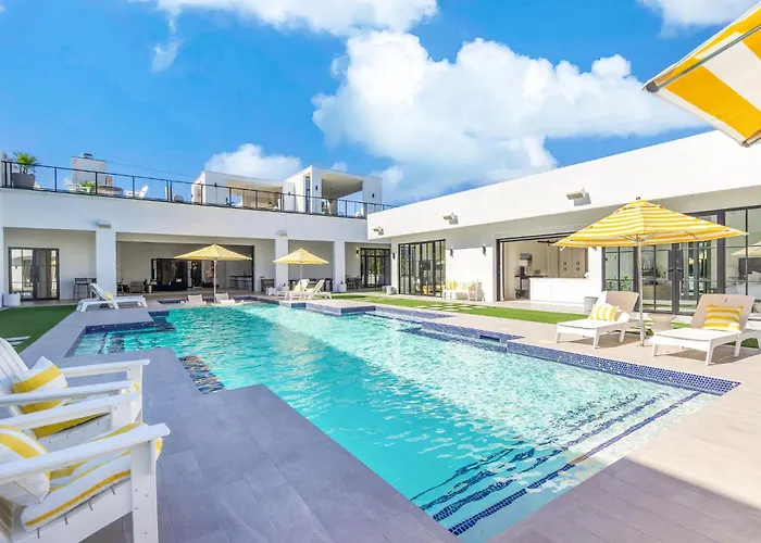Old Town Luxury - Heated Pool, Spa, Rooftop Deck, Sauna, Speakeasy