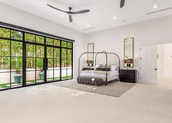 Old Town Luxury - Heated Pool, Spa, Rooftop Deck, Sauna, Speakeasy *