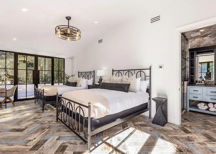 Old Town Luxury - Heated Pool, Spa, Rooftop Deck, Sauna, Speakeasy Scottsdale