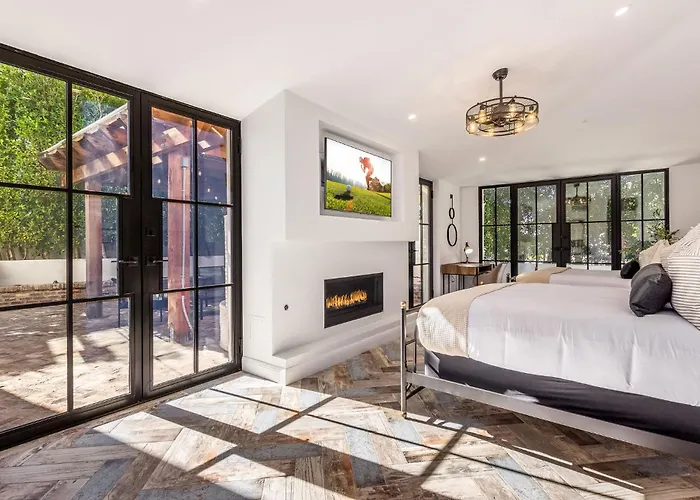 Old Town Luxury - Heated Pool, Spa, Rooftop Deck, Sauna, Speakeasy Scottsdale