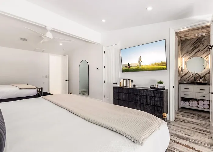 Old Town Luxury - Heated Pool, Spa, Rooftop Deck, Sauna, Speakeasy * Scottsdale