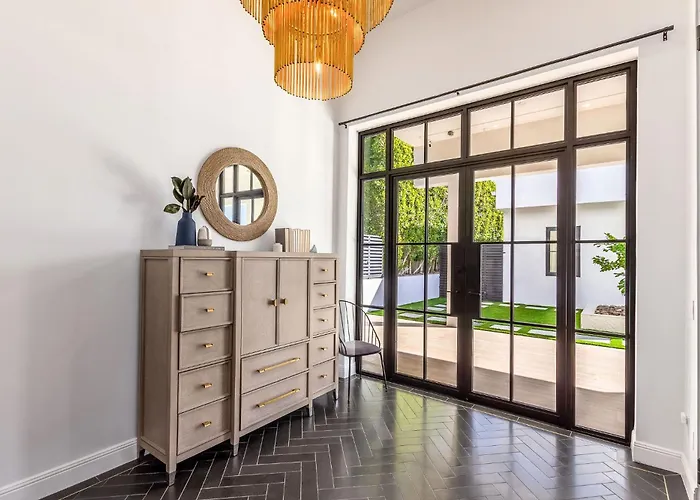 Old Town Luxury - Heated Pool, Spa, Rooftop Deck, Sauna, Speakeasy Scottsdale