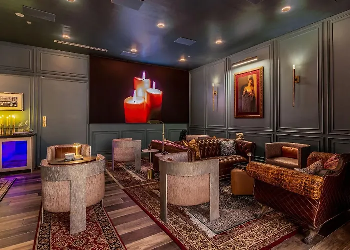 Old Town Luxury - Heated Pool, Spa, Rooftop Deck, Sauna, Speakeasy