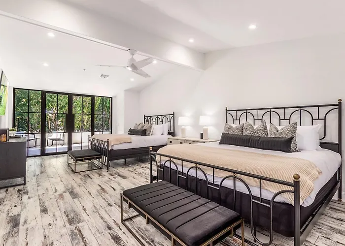 Old Town Luxury - Heated Pool, Spa, Rooftop Deck, Sauna, Speakeasy Scottsdale