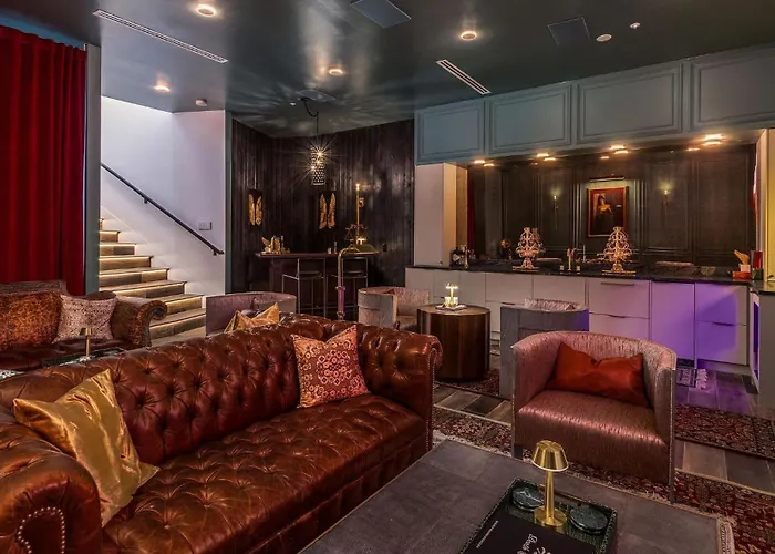 Old Town Luxury - Heated Pool, Spa, Rooftop Deck, Sauna, Speakeasy Holiday home