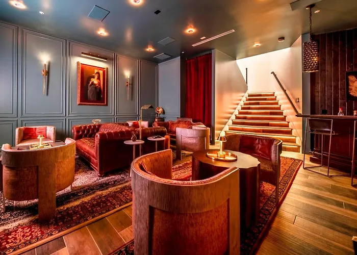 Old Town Luxury - Heated Pool, Spa, Rooftop Deck, Sauna, Speakeasy