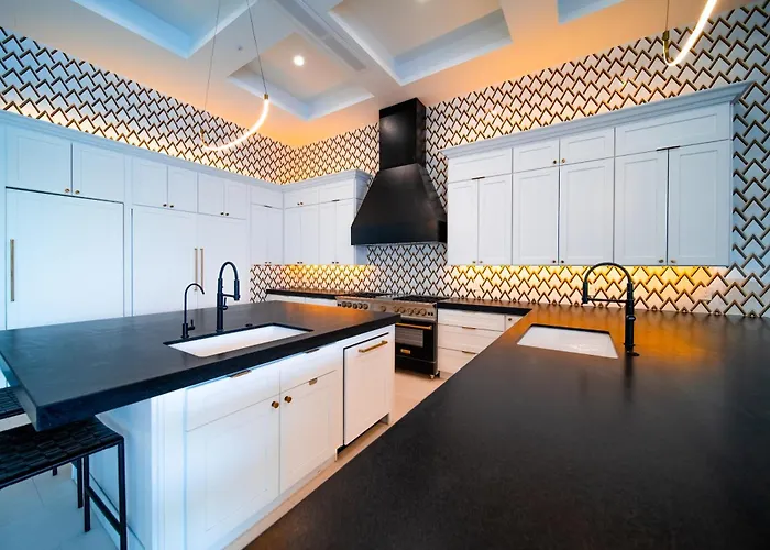 Holiday home Old Town Luxury - Heated Pool, Spa, Rooftop Deck, Sauna, Speakeasy