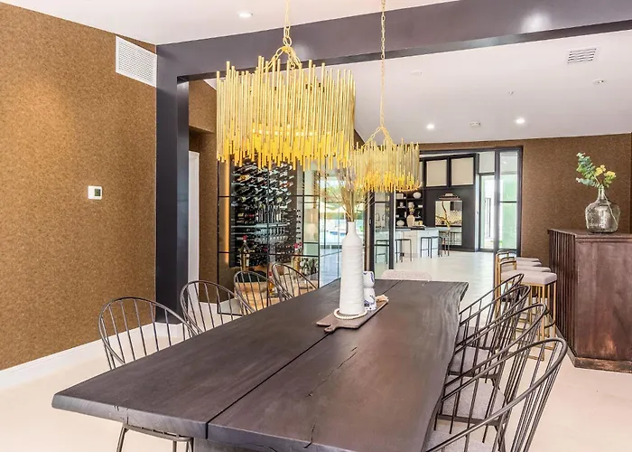 Old Town Luxury - Heated Pool, Spa, Rooftop Deck, Sauna, Speakeasy Holiday home