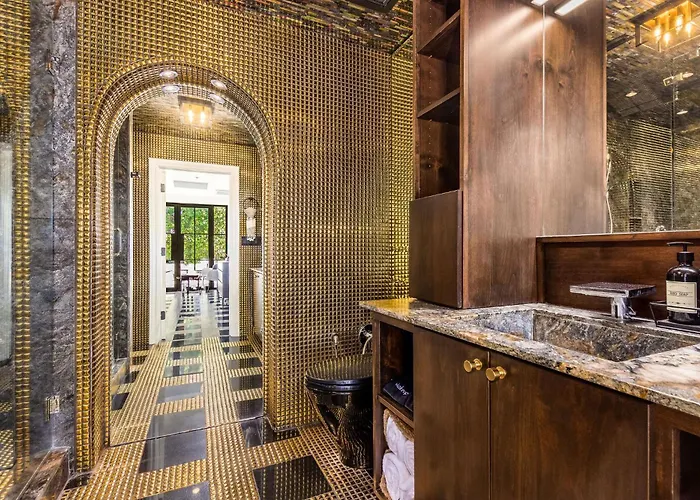 Old Town Luxury - Heated Pool, Spa, Rooftop Deck, Sauna, Speakeasy *