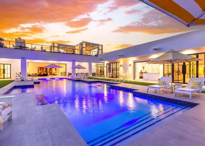 Old Town Luxury - Heated Pool, Spa, Rooftop Deck, Sauna, Speakeasy Holiday home